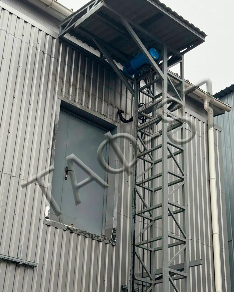 щогловий-будівельний-підйомник-для-склада